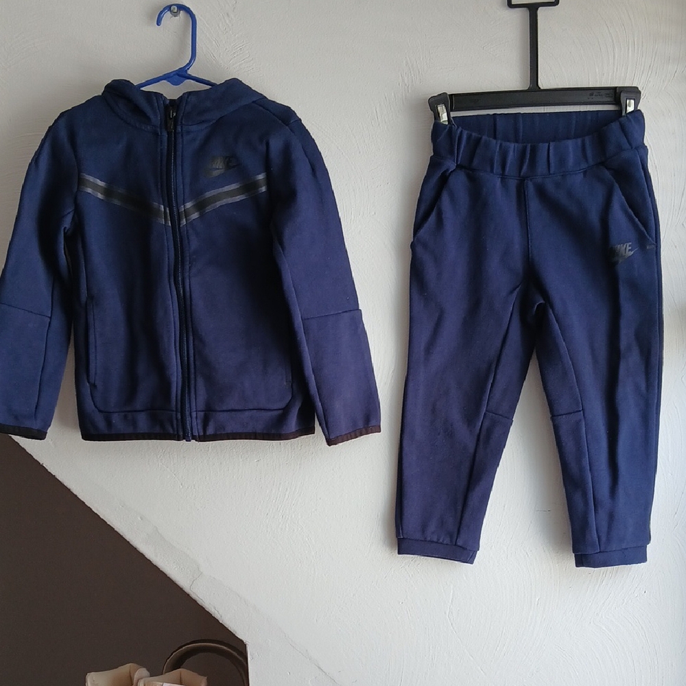 Kids Navy Blue Tracksuit Set size 4T Really good condition.used